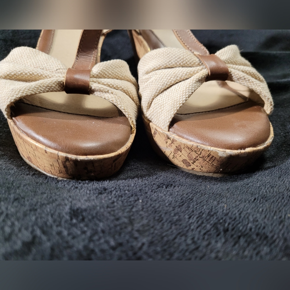 ✨️3/$25✨️ Women's Tan and Brown Wedge-like Platform Sandals - Picture 3 of 16